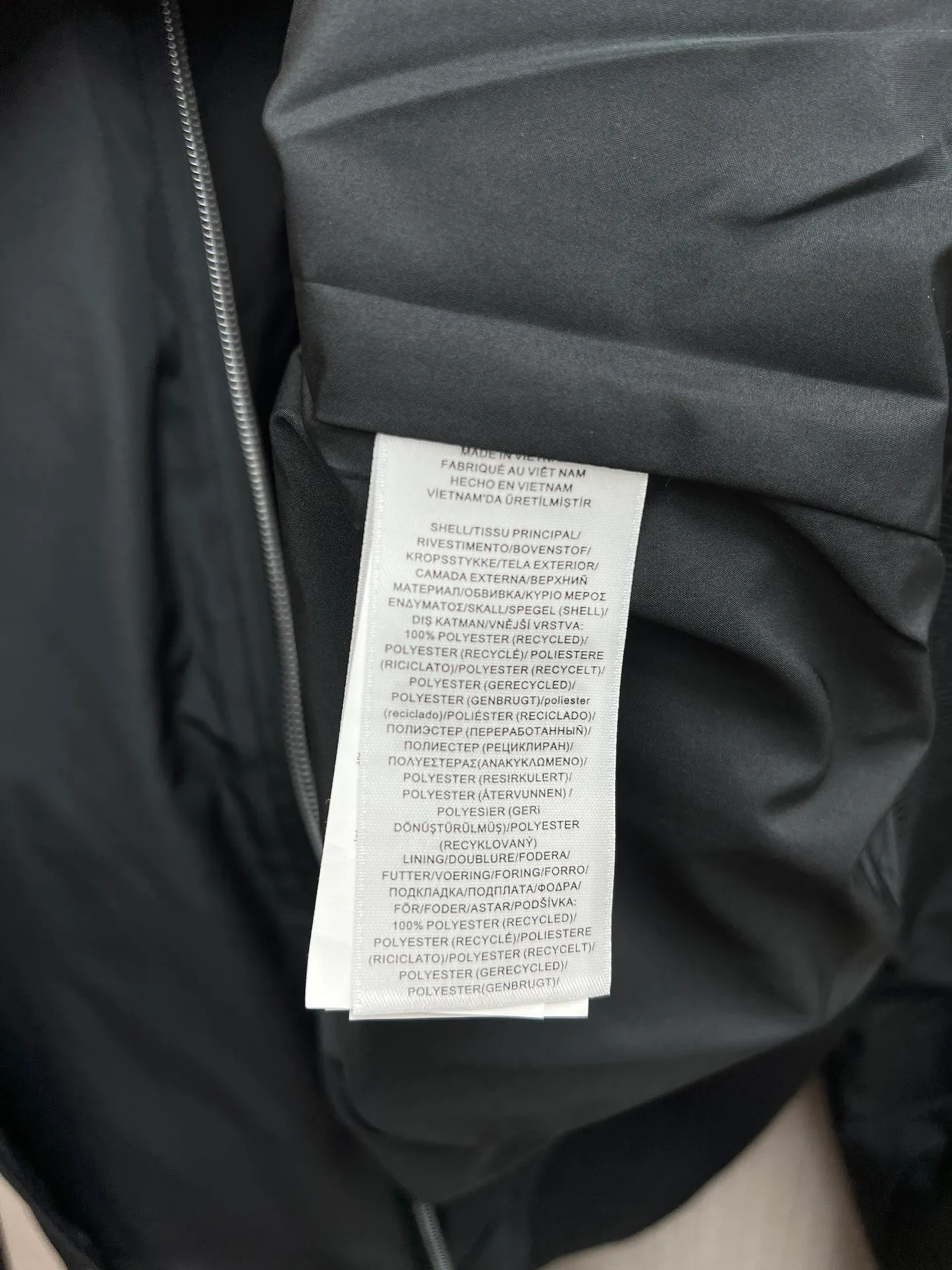🅿️750 POLO 25ss new packable jacket. This jacket can be stored in its own jacket and can be hung on the luggage handle after being stored. It is ideal for travel. It is made of waterproof fabric and equipped with multiple pockets to store your regular supplies. Size: M.L.XL.XXL.